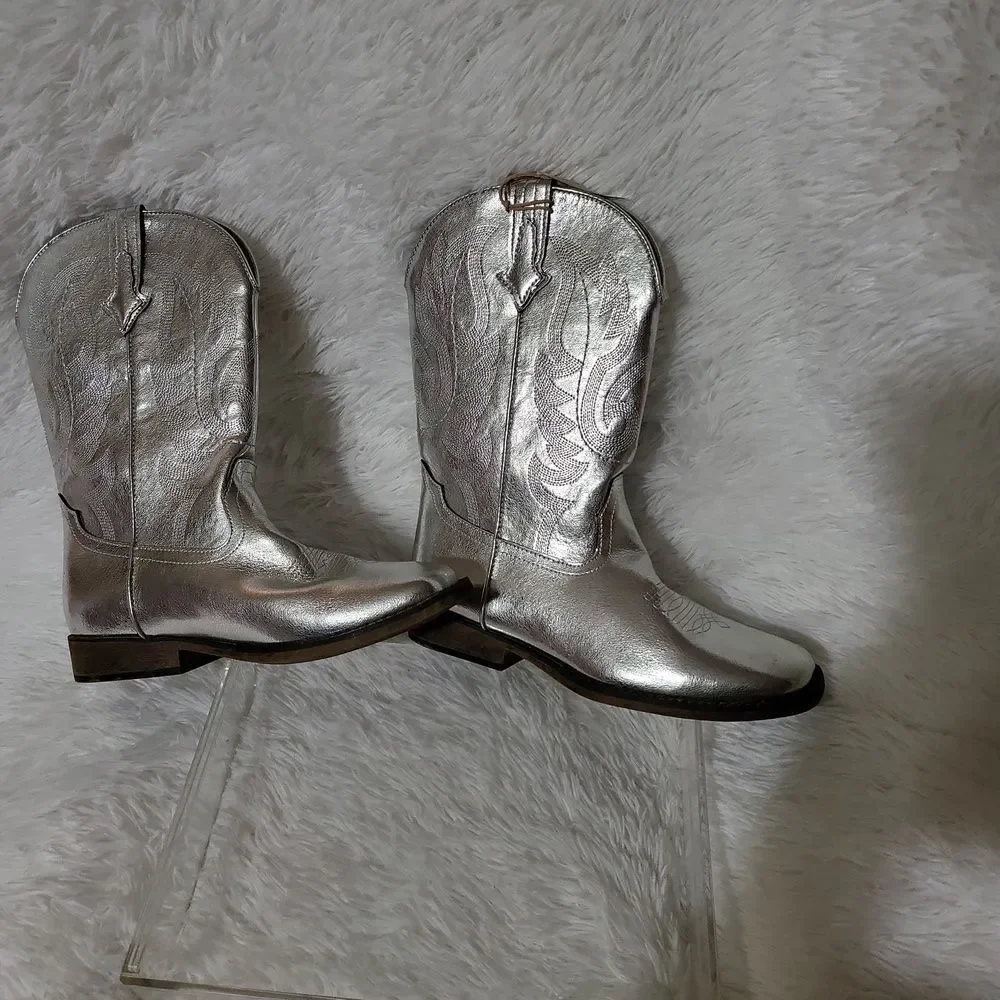 NWT SHYANNE SIZE 7 SHINY SILVER BOOTS! VEAGAN LEATHER,GORGEOUS